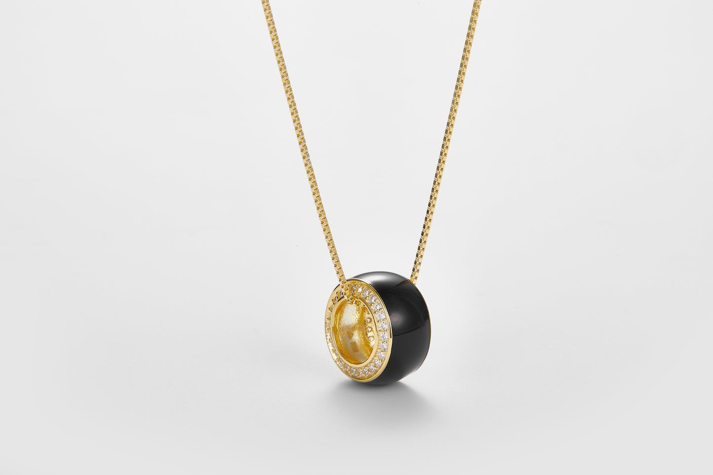 SMALTO Silver Round Necklace – Yellow Gold with Black Enamel