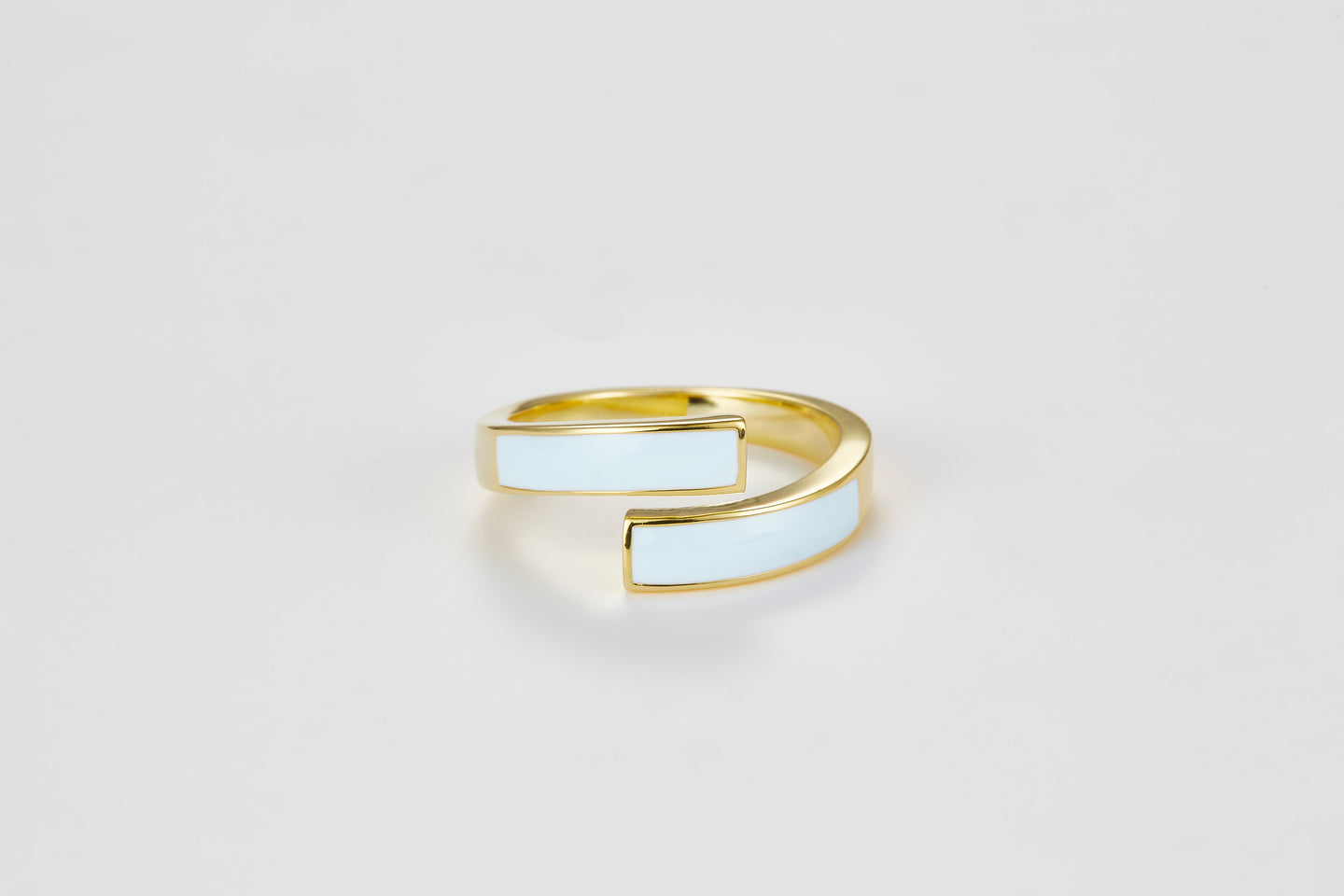 SMALTO Silver Twist Ring – Yellow Gold with Celeste Enamel & Zirconia Accents