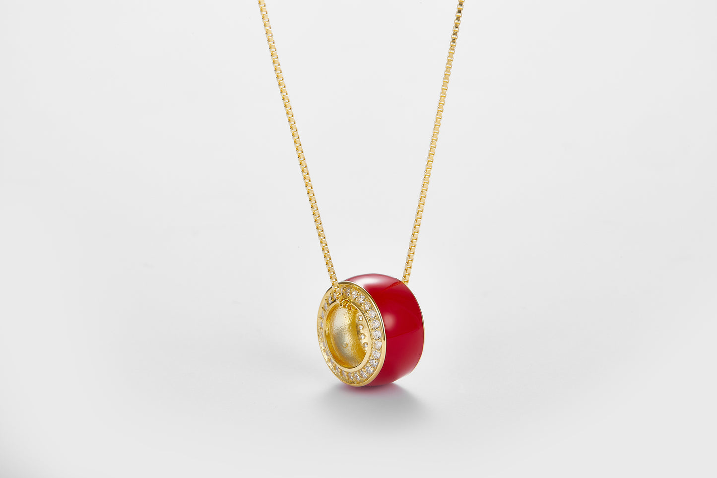 SMALTO Silver Round Necklace – Yellow Gold with Red Enamel