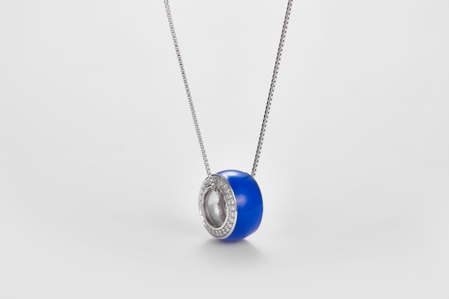 SMALTO Silver Round Necklace – White Rhodium with Blue Enamel