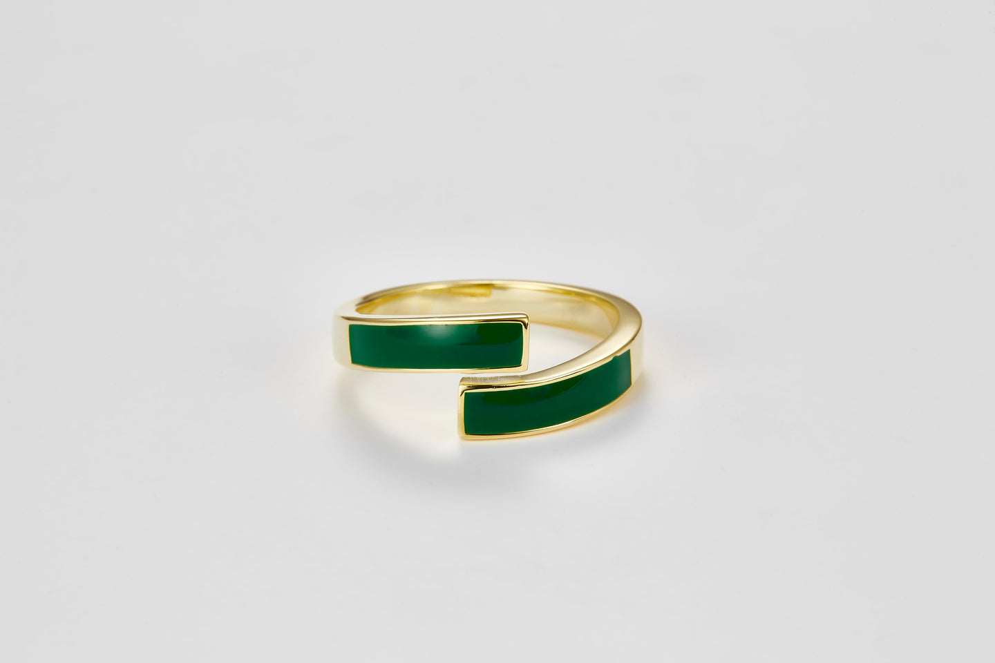 SMALTO Silver Twist Ring – Yellow Gold with Green Enamel & Zirconia Accents
