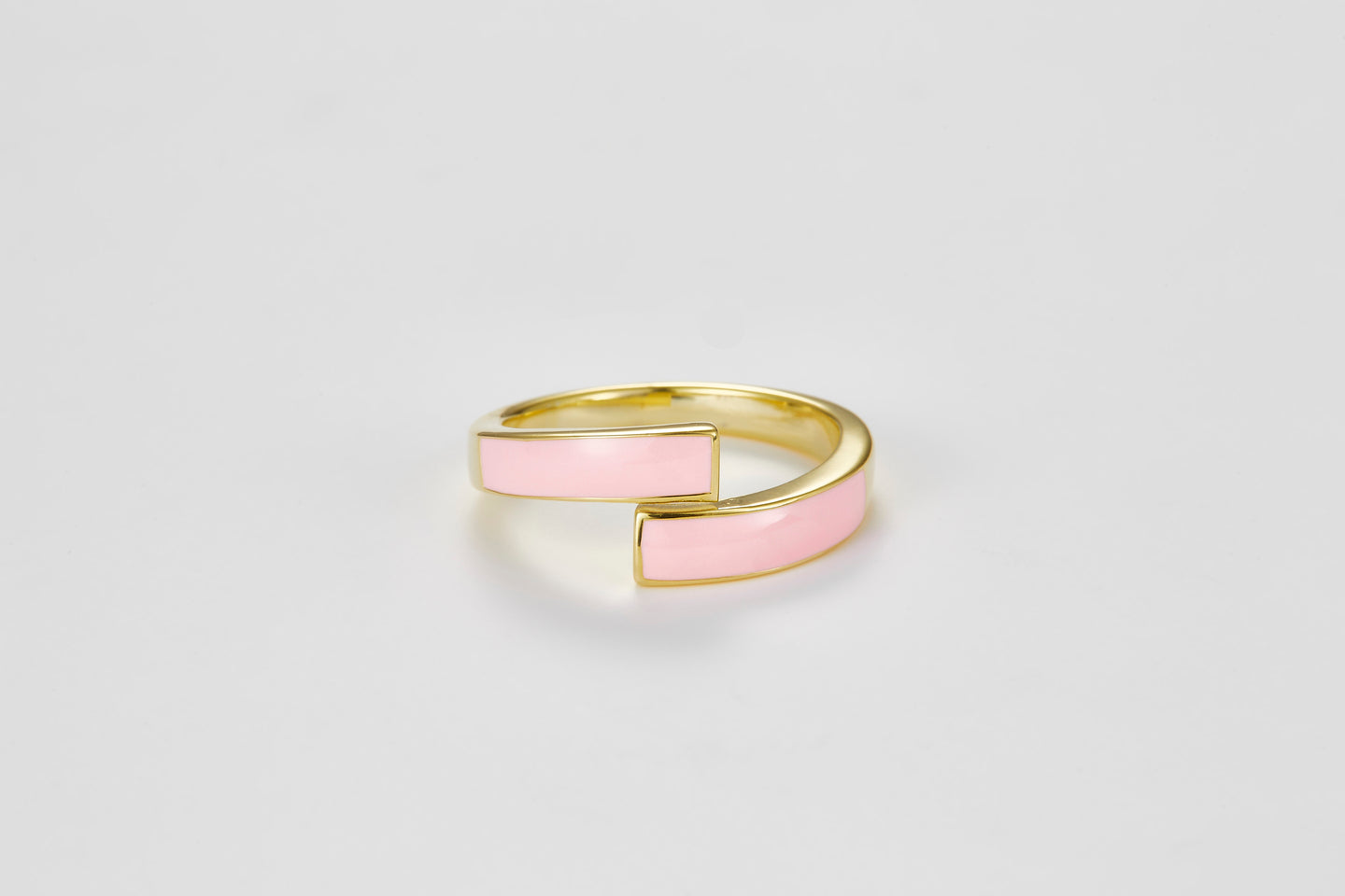 SMALTO Silver Twist Ring – Yellow Gold with Pink Enamel & Zirconia Accents