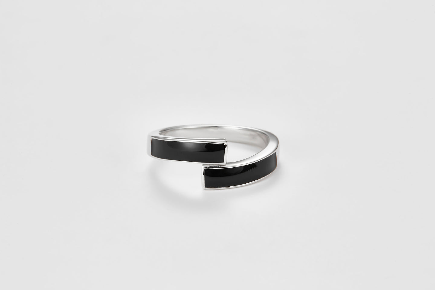 SMALTO Silver Twist Ring – White Rhodium with Black Enamel & Zirconia Accents