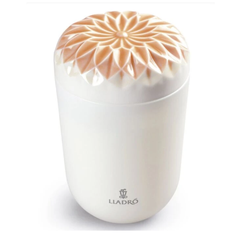 1040145 Echoes of Nature Candle. Gardens of Valencia Scent